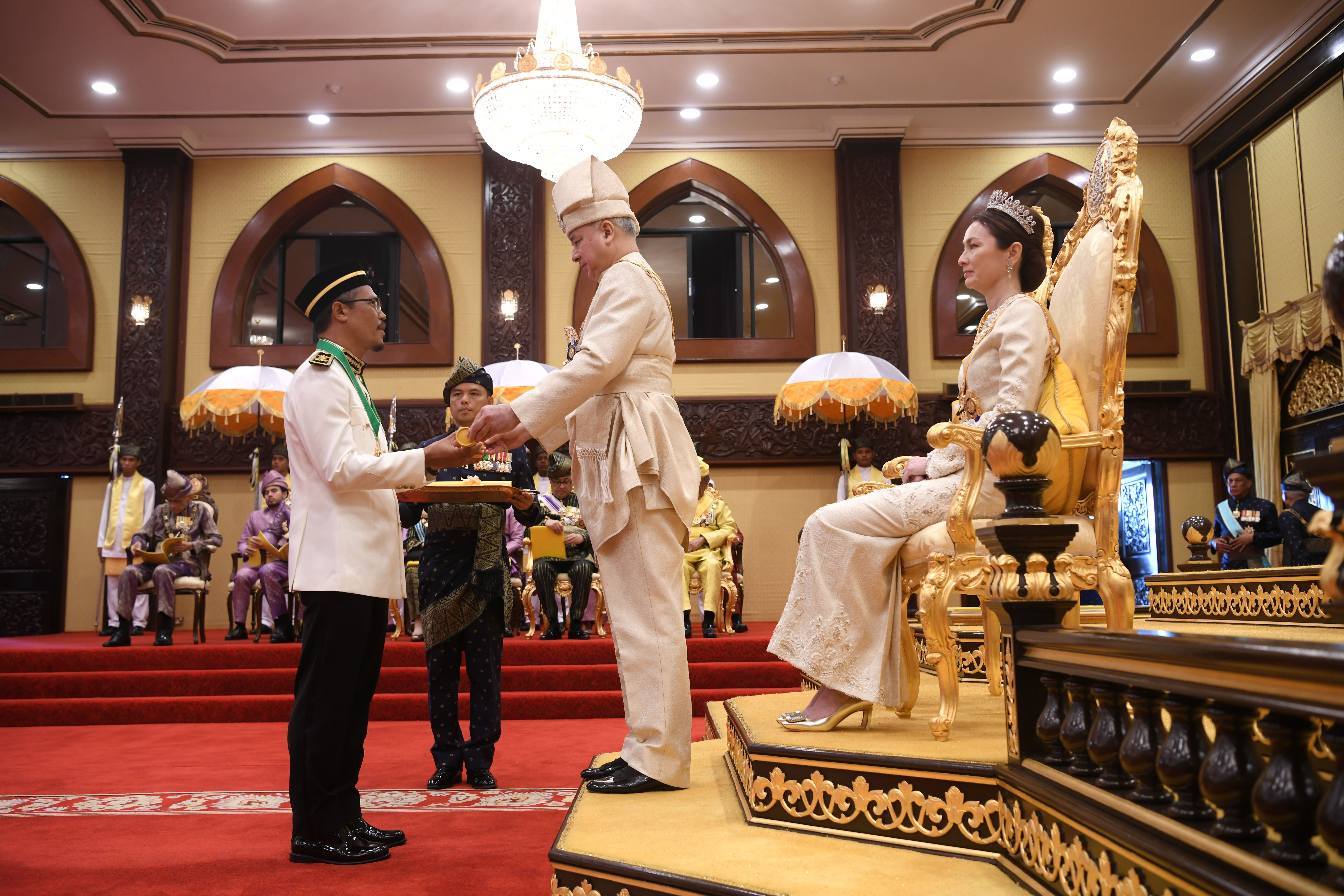 YANG DIPERTUA MAJLIS DAERAH KERIAN TERIMA ANUGERAH DARJAH AHLI PADUKA CURA SI MANJA KINI